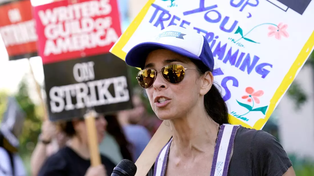 Die Komikerin und Schauspielerin Sarah Silverman vor den Netflix-Studios. - Bild: Chris Pizzello/Invision/AP/dpa