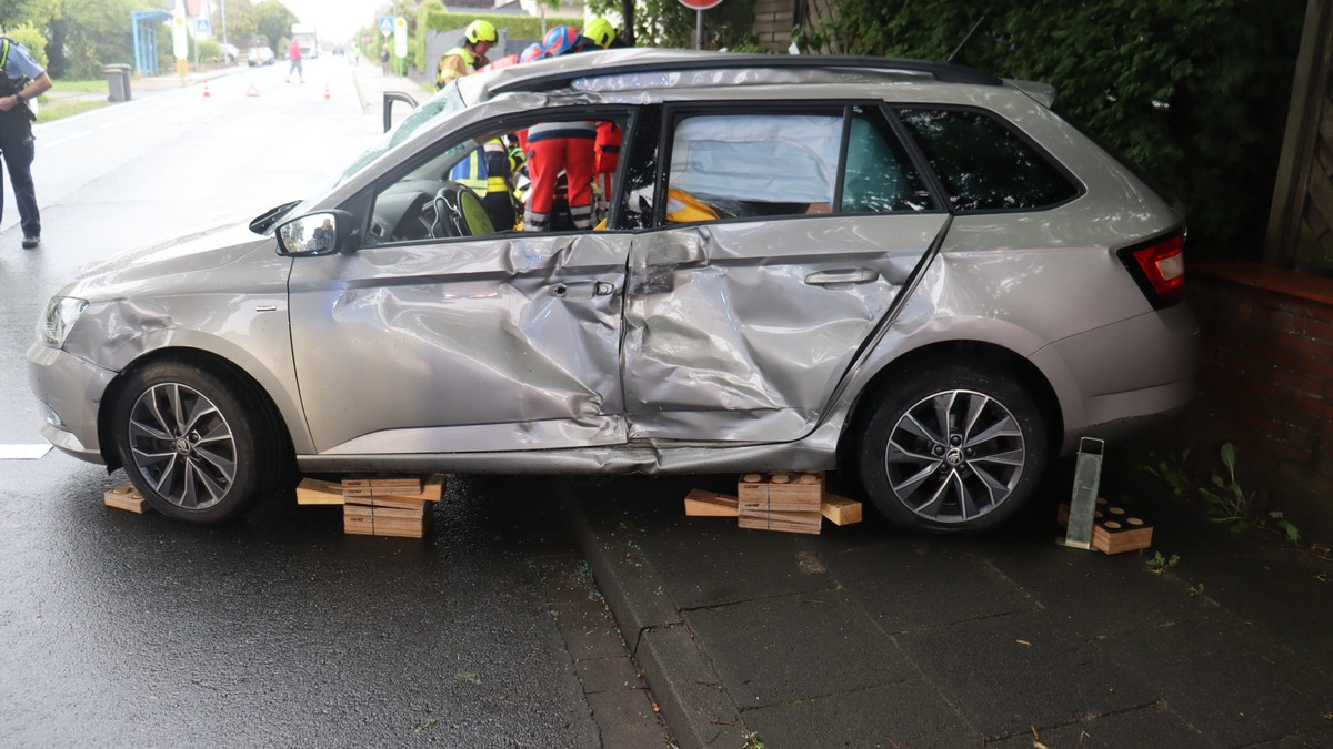 POL-HF: Zusammenstoß im Kreuzungsbereich- Vorfahrt missachtet - Foto: presseportal.de