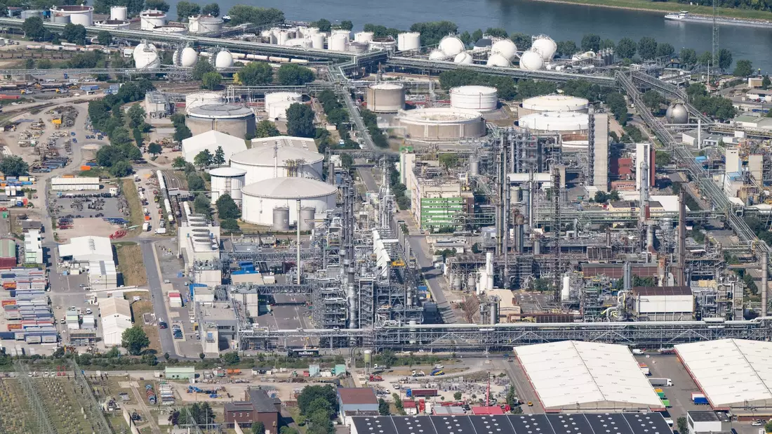 Die Industrieanlagen der BASF in Ludwigshafen: Der Konzern hat Zahlen vorgelegt. - Bild: Boris Roessler/dpa
