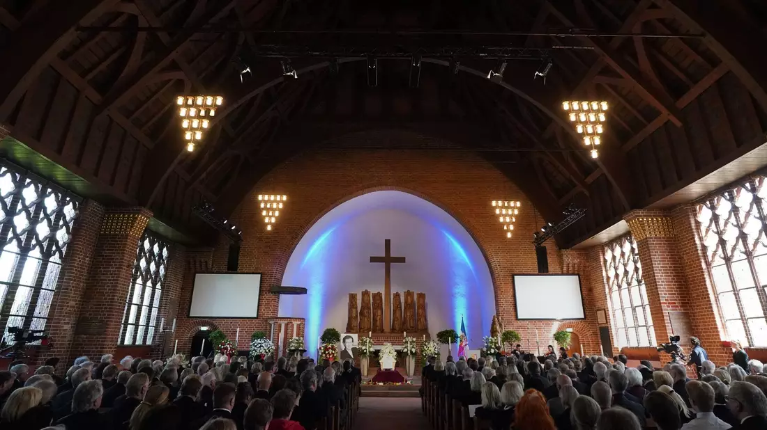Familie und Weggefährten nehmen in der Kieler Petruskirche Abschied von Heide Simonis. - Bild: Marcus Brandt/dpa/Pool/dpa