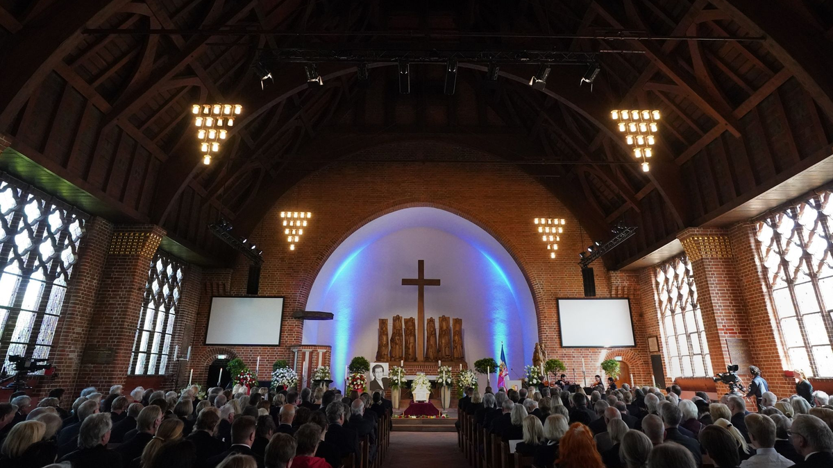 Familie und Weggefährten nehmen in der Kieler Petruskirche Abschied von Heide Simonis. - Foto: Marcus Brandt/dpa/Pool/dpa