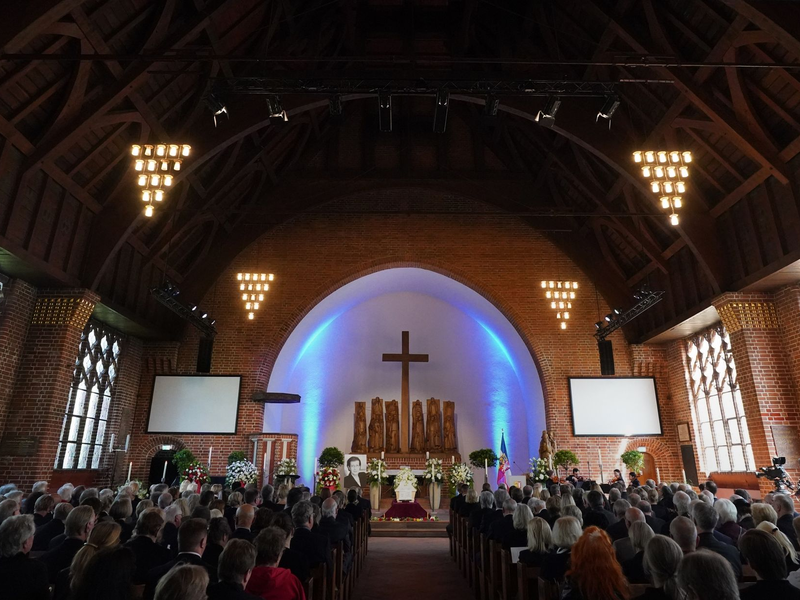 Familie und Weggefährten nehmen in der Kieler Petruskirche Abschied von Heide Simonis. - Foto: Marcus Brandt/dpa/Pool/dpa