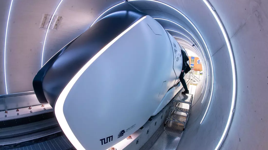 Die Hyperloop-Teststrecken-Röhre mit ihrer Transportkabine der Technischen Universität München (TUM). - Bild: Peter Kneffel/dpa