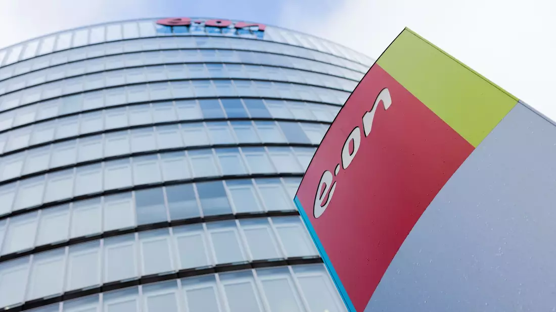 Blick auf die Konzernzentrale des Energiekonzerns Eon in Essen. Mit den Preissenkungen gibt der Energieversorger nach eigenen Angaben die in den letzten Monaten gefallenen Großhandelspreise für Strom und Gas an die Kundinnen und Kunden weiter. - Bild: Rolf Vennenbernd/dpa