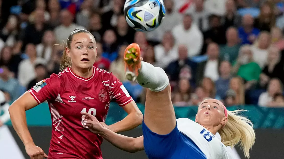 Englands Chloe Kelly (r) spielt den Ball mit einen Fallrückzieher. - Bild: Mark Baker/AP/dpa