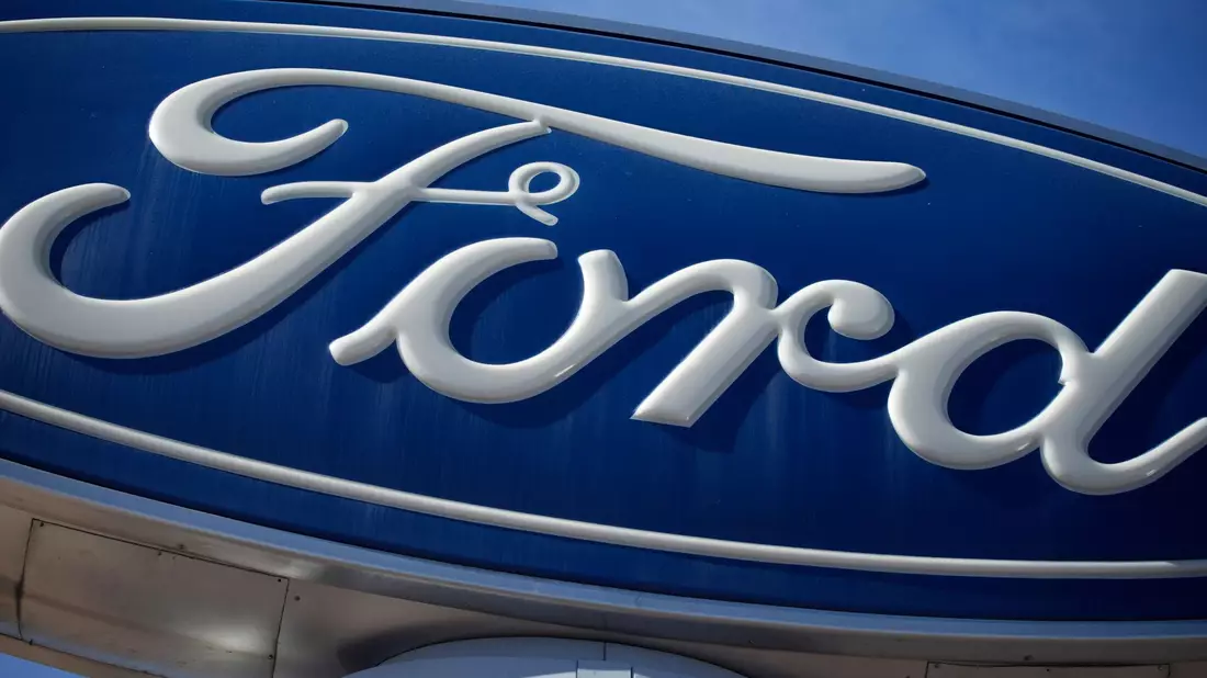 Das Ford-Firmenlogo auf einem Schild. - Bild: David Zalubowski/AP