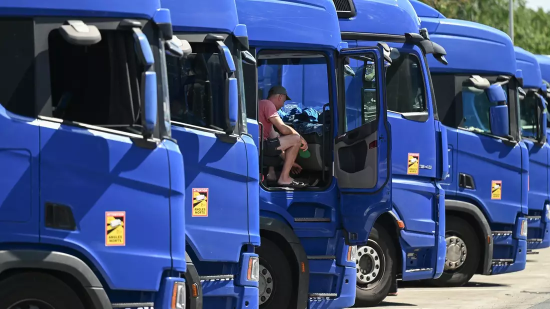 Osteuropäische Lastwagenfahrer streiken für ausstehende Löhne an der Raststätte Gräfenhausen. - Bild: Arne Dedert/dpa