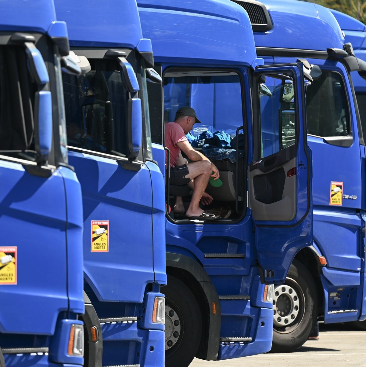 Osteuropäische Lastwagenfahrer streiken für ausstehende Löhne an der Raststätte Gräfenhausen. - Foto: Arne Dedert/dpa