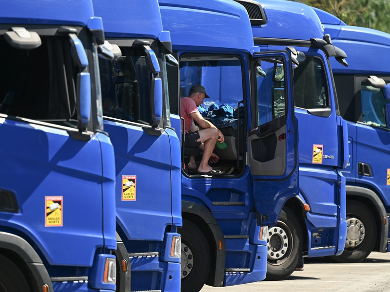 Osteuropäische Lastwagenfahrer streiken für ausstehende Löhne an der Raststätte Gräfenhausen. - Foto: Arne Dedert/dpa