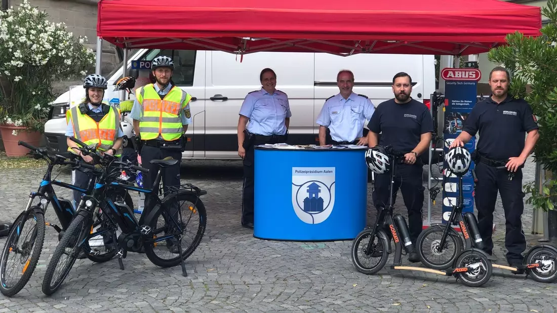 FW Ense: Brennt Hecke in Waltringen / Teer-Arbeiten lösen Feuer aus - Bild: presseportal.de