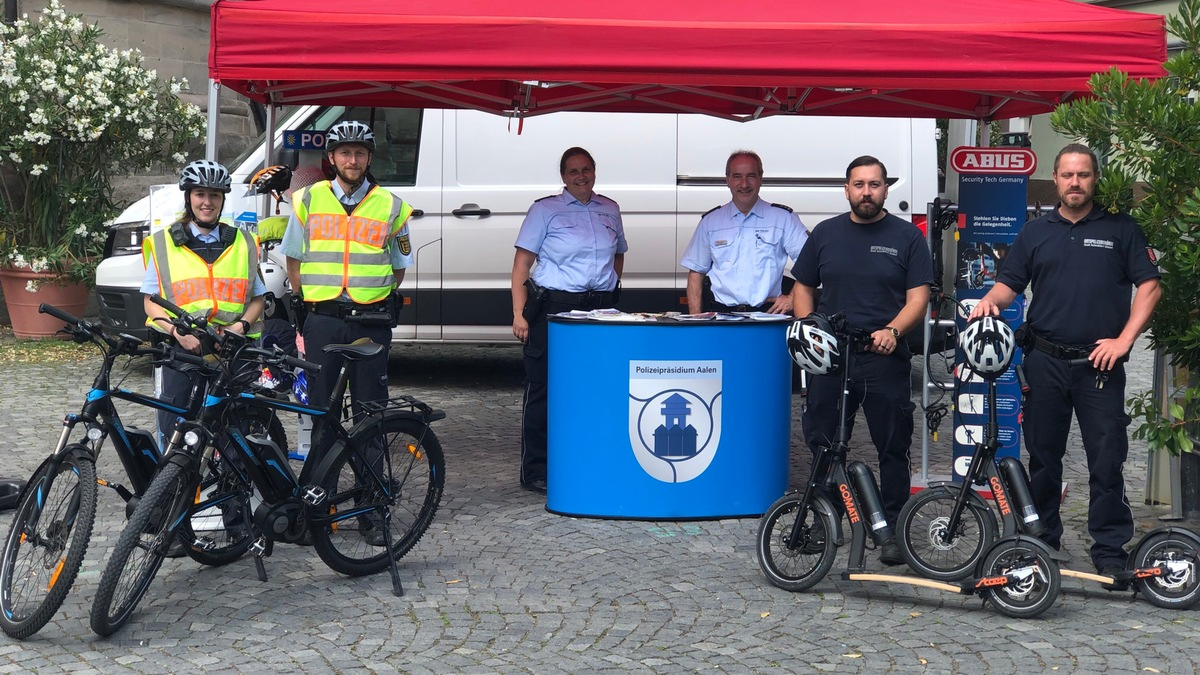 FW Ense: Brennt Hecke in Waltringen / Teer-Arbeiten lösen Feuer aus - Foto: presseportal.de