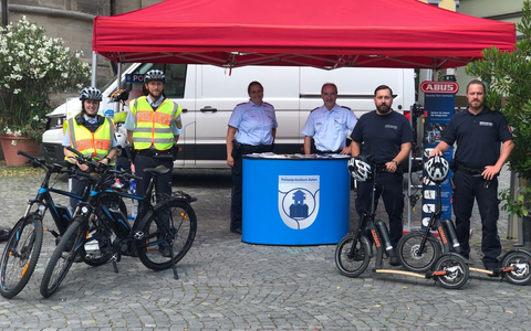 FW Ense: Brennt Hecke in Waltringen / Teer-Arbeiten lösen Feuer aus - Foto: presseportal.de
