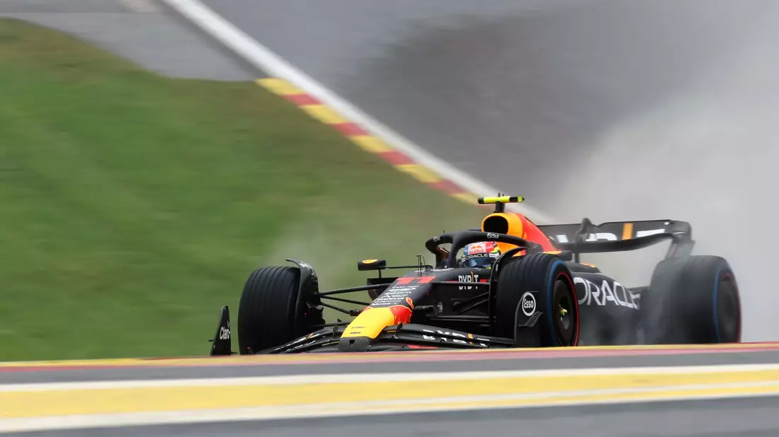 Sergio Pérez steuert seinen Red Bull über die nasse Rennstrecke in Spa-Francorchamps. - Bild: Geert Vanden Wijngaert/AP/dpa