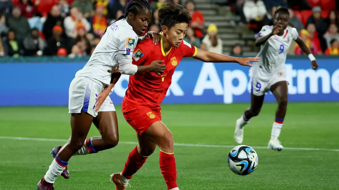 Haitis Batcheba Louis (l) kämpft mit Chinas Wang Shuang um den Ball. - Bild: James Elsby/AP/dpa