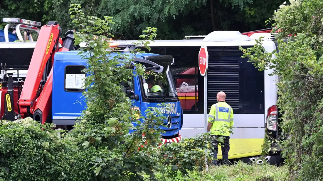 Rettungskräfte an der Unfallstelle in Mézières-Sur-Seine. - Bild: Bertrand Guay/AFP/dpa