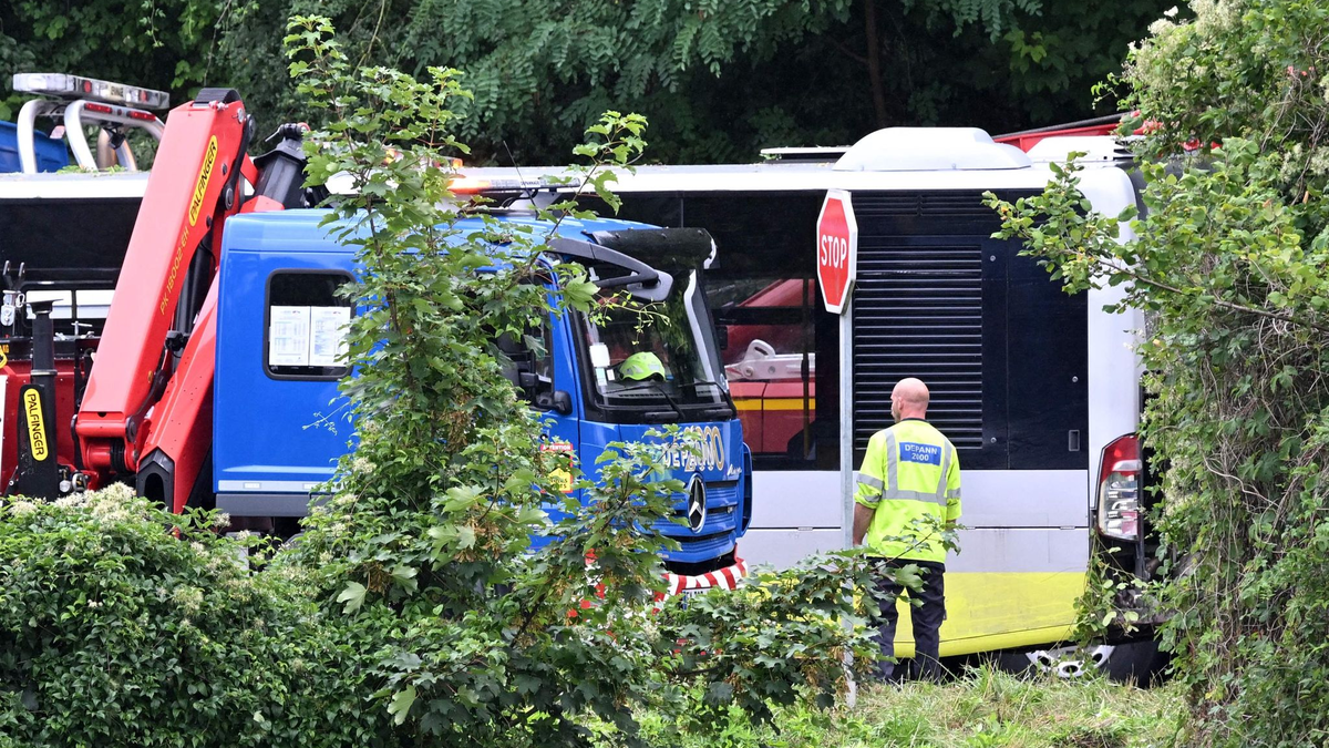 Rettungskräfte an der Unfallstelle in Mézières-Sur-Seine. - Foto: Bertrand Guay/AFP/dpa
