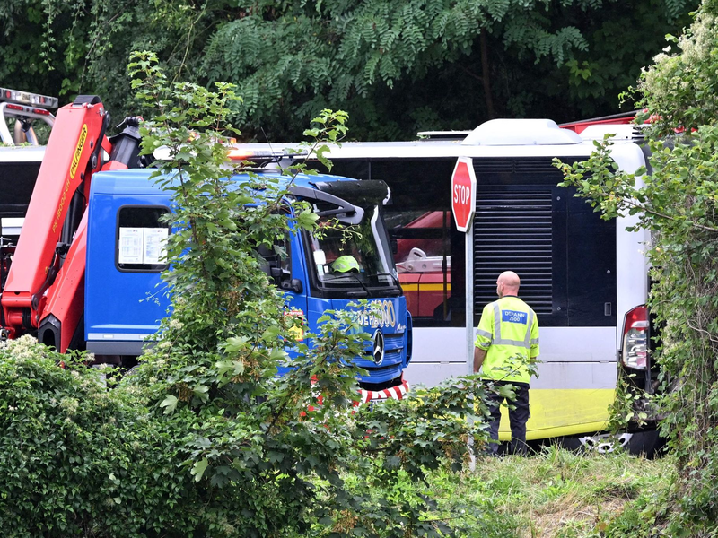 Rettungskräfte an der Unfallstelle in Mézières-Sur-Seine. - Foto: Bertrand Guay/AFP/dpa