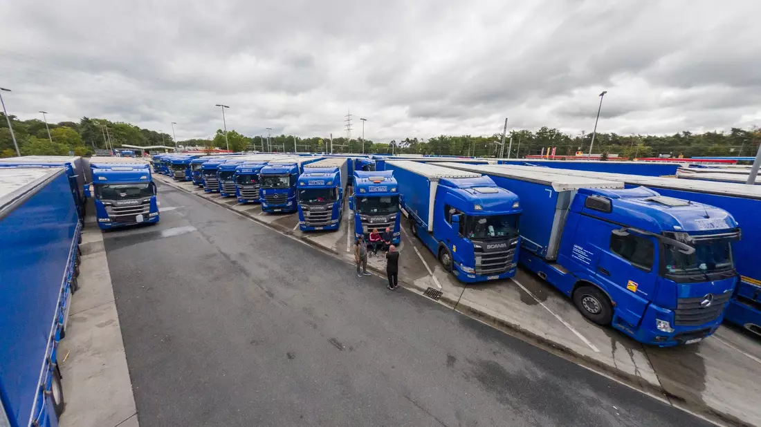 Viele Lkw einer polnischen Spedition stehen auf der Raststätte Gräfenhausen. Die Fahrer streiken. - Bild: Andreas Arnold/dpa