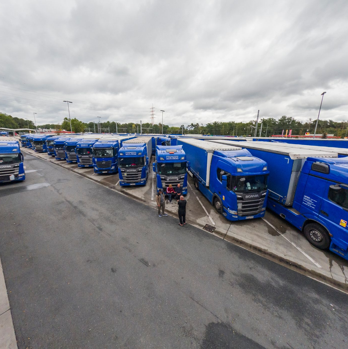 Viele Lkw einer polnischen Spedition stehen auf der Raststätte Gräfenhausen. Die Fahrer streiken. - Foto: Andreas Arnold/dpa