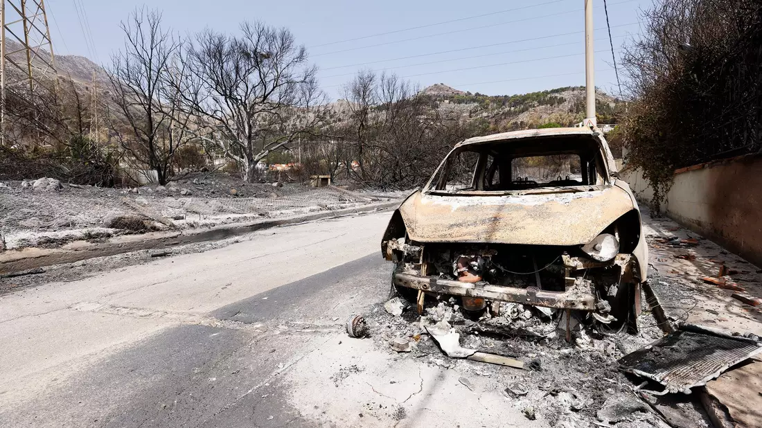 Ein vom Feuer zerstörtes Auto auf einer Landstraße auf Sizilien. - Bild: Alberto Lo Bianco/LaPresse via ZUMA Press/dpa