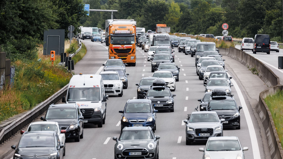 Am Wochenende könnte es nach Angaben des ADAC auf den Autobahnen voll werden. - Foto: Markus Scholz/dpa