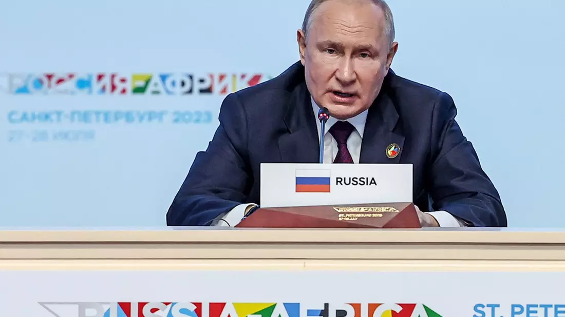 Kremlchef Wladimir Putin spricht beim Russland-Afrika-Gipfel in St. Petersburg. - Bild: Mikhail Tereschenko/POOL TASS Host Photo Agency/AP/dpa