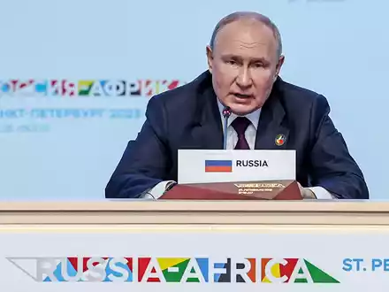 Kremlchef Wladimir Putin spricht beim Russland-Afrika-Gipfel in St. Petersburg. - Foto: Mikhail Tereschenko/POOL TASS Host Photo Agency/AP/dpa