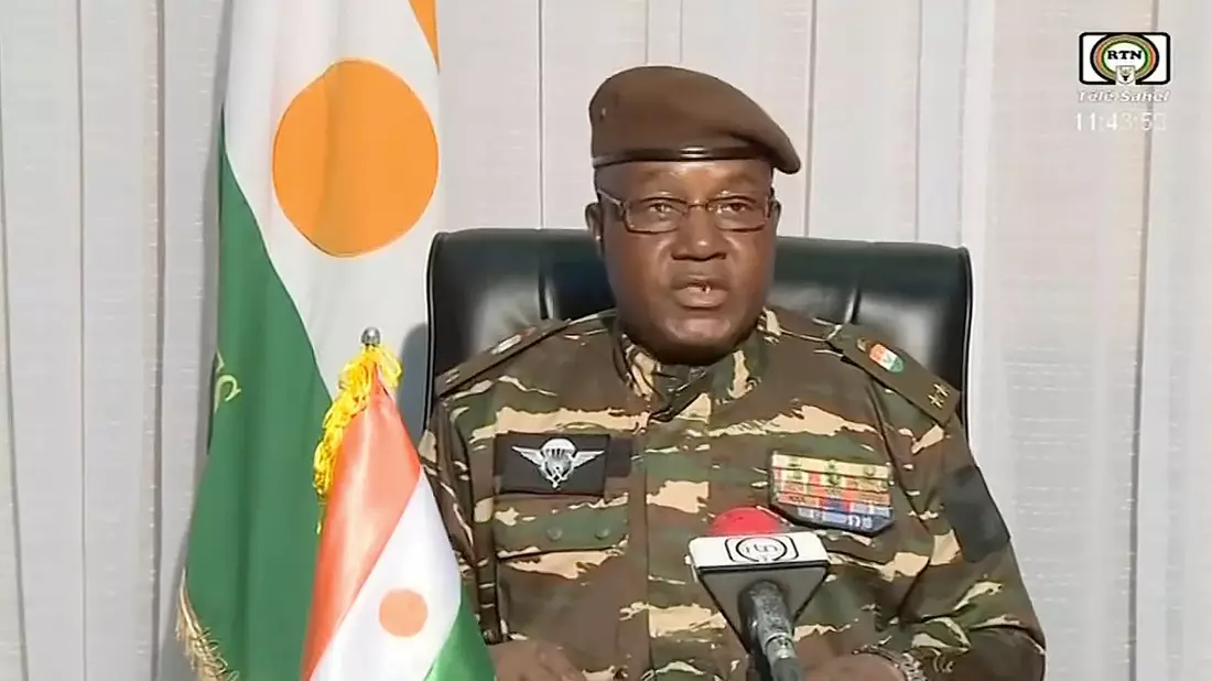General Abdourahmane Tchiani spricht zur nigrischen Bevölkerung. Er erklärte sich zum Präsidenten des Nationalen Rats. - Bild: Uncredited/ORTN/AP/dpa