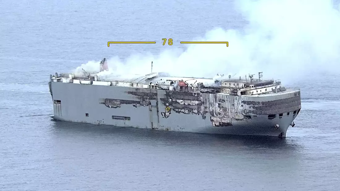 Das Feuer auf dem Autofrachter «Fremantle Highway» schwächt sich langsam ab. - Bild: Coast Guard Netherlands/dpa