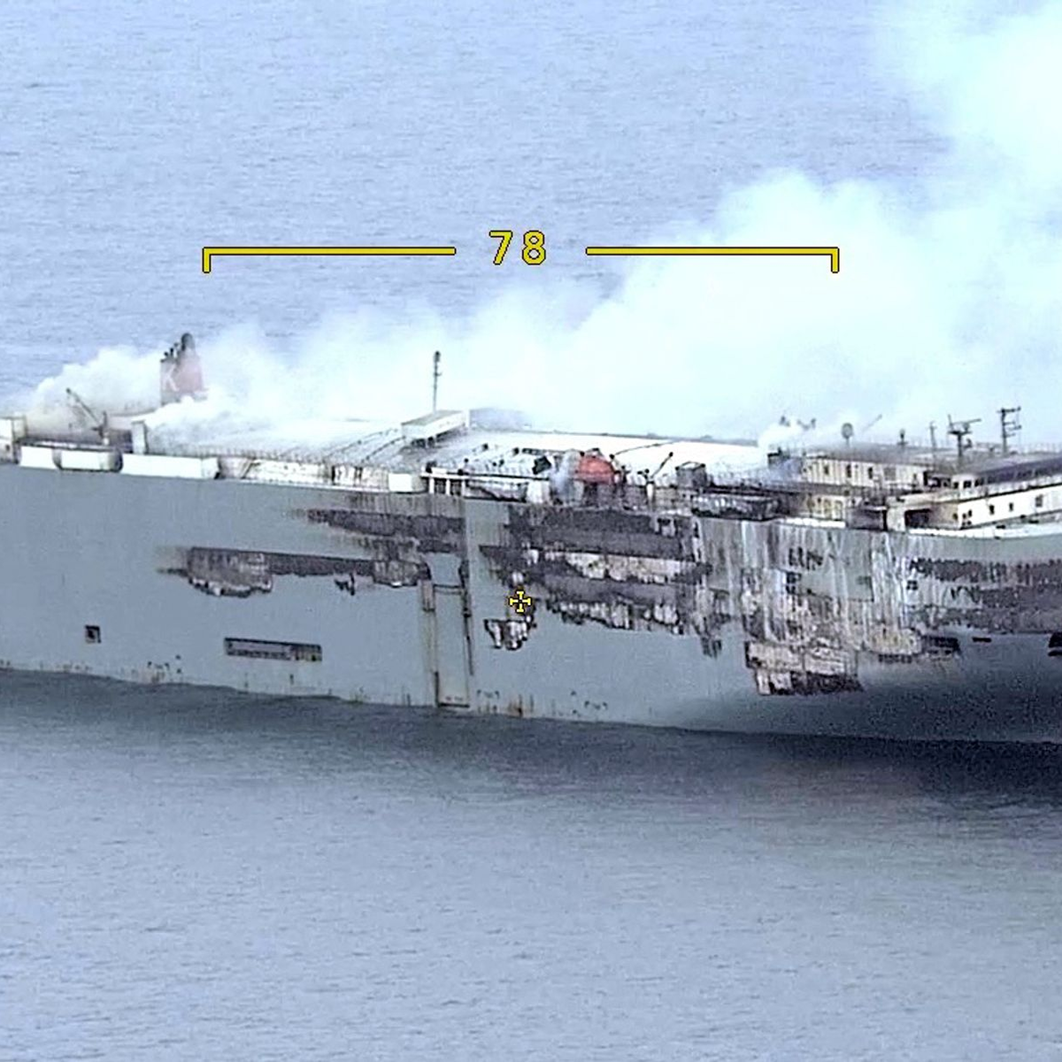 Der brennende Autofrachter «Fremantle Highway» in der Nordsee. - Foto: Coast Guard Netherlands/dpa