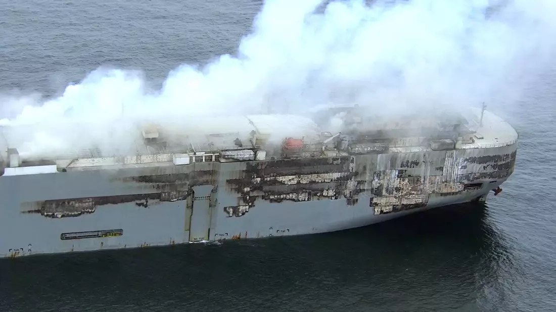 Luftaufnahme der niederländischen Küstenwache: Das Feuer auf dem Autofrachter «Fremantle Highway» schwächt sich langsam ab. - Bild: Coast Guard Netherlands/dpa