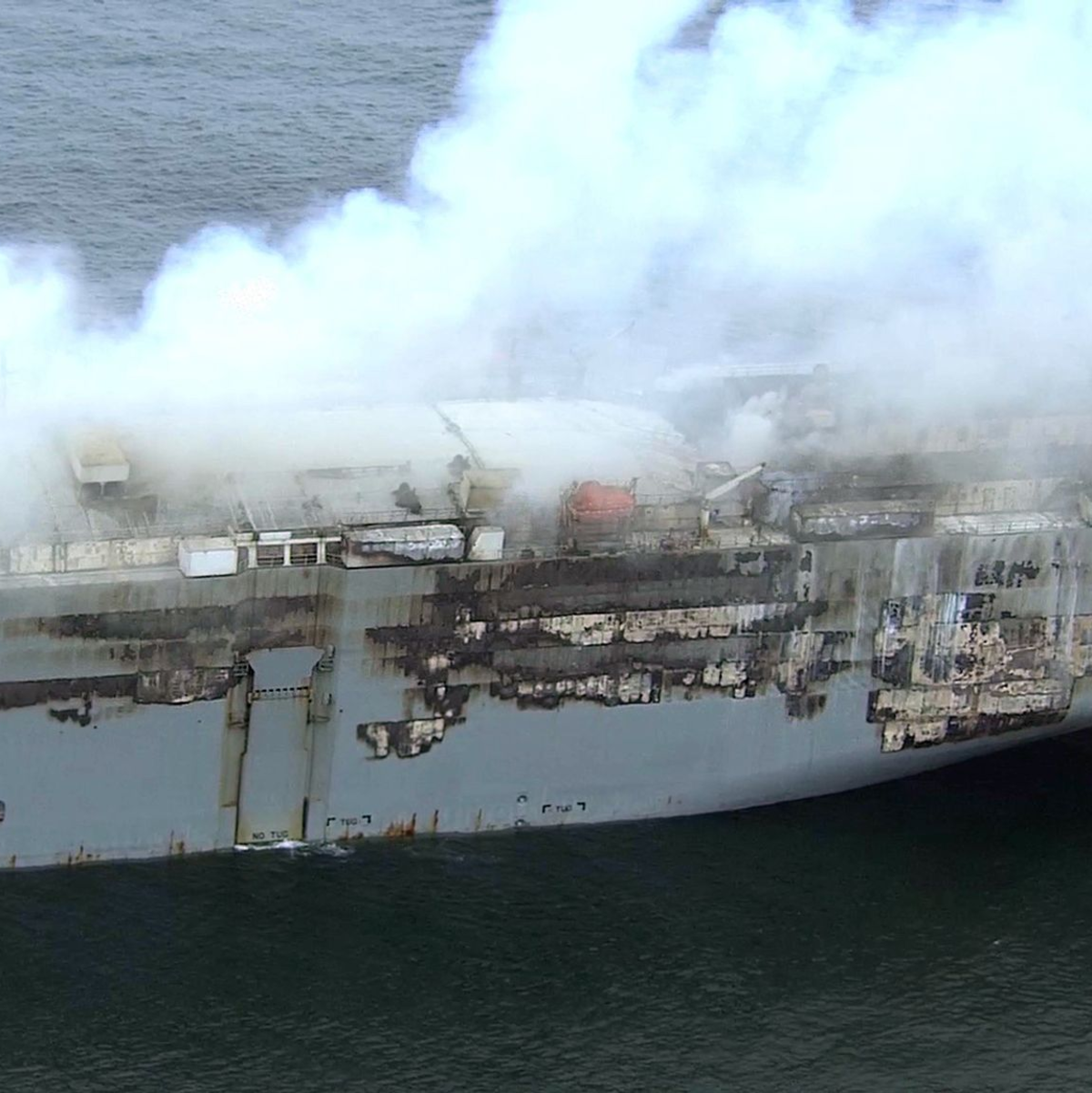 Luftaufnahme der niederländischen Küstenwache: Das Feuer auf dem Autofrachter «Fremantle Highway» schwächt sich langsam ab. - Foto: Coast Guard Netherlands/dpa