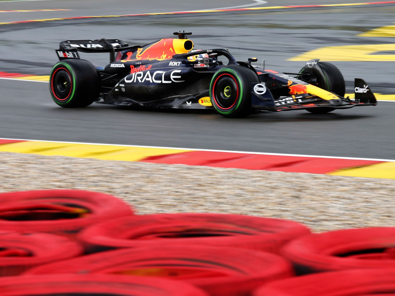 Max Verstappen wird wegen eines Getriebewechsels  um fünf Plätze nach hinten strafversetzt. - Foto: Geert Vanden Wijngaert/AP/dpa