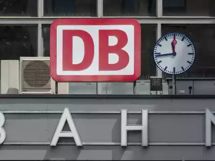 Im Tarifstreit bei der Bahn haben die Schlichter einen Kompromiss vorgeschlagen. - Foto: Peter Kneffel/dpa