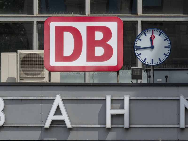 Im Tarifstreit bei der Bahn haben die Schlichter einen Kompromiss vorgeschlagen. - Foto: Peter Kneffel/dpa