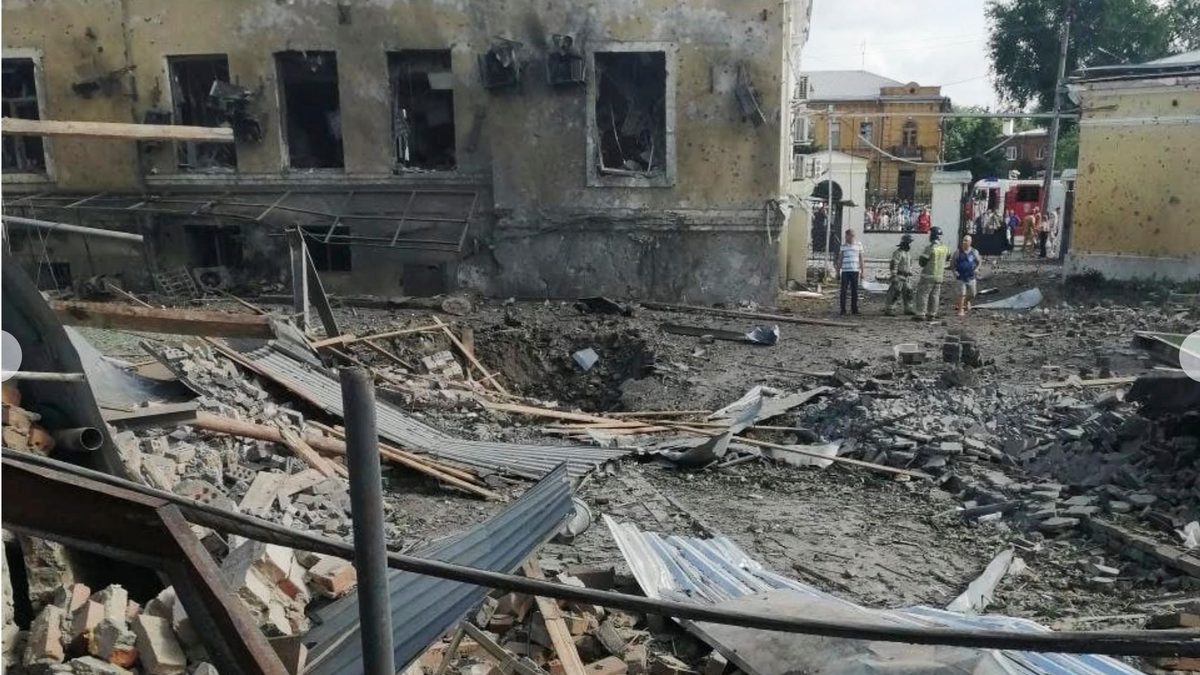Blick auf den Ort der Explosion in Taganrog. Am Freitagnachmittag hatten russische Behörden den Einschlag in der Nähe eines Cafés im Zentrum der südrussischen Großstadt gemeldet. - Foto: Uncredited/AP/dpa