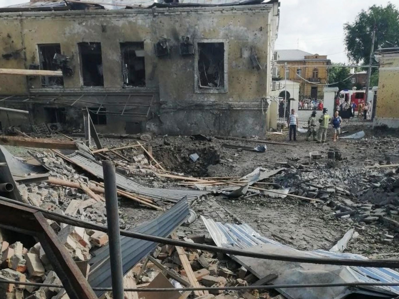 Blick auf den Ort der Explosion in Taganrog. Am Freitagnachmittag hatten russische Behörden den Einschlag in der Nähe eines Cafés im Zentrum der südrussischen Großstadt gemeldet. - Foto: Uncredited/AP/dpa