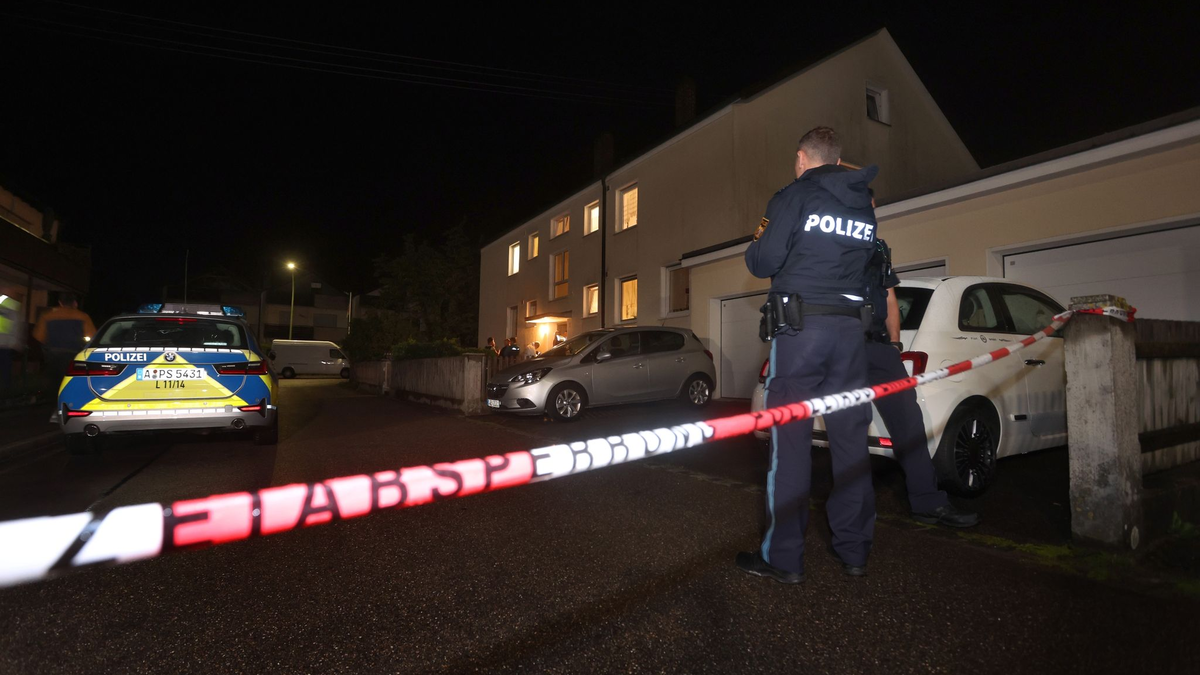 Polizisten stehen vor einem Haus, in dem drei Menschen erschossen wurden. - Foto: Karl-Josef Hildenbrand/dpa