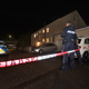 Polizisten am Tatort vor dem Haus in Langweid, in dem drei Menschen erschossen wurden. - Foto: Karl-Josef Hildenbrand/dpa