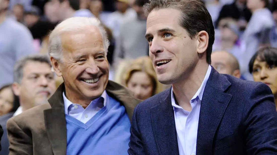 Joe Biden, damals Vizepräsident der USA, und sein Sohn Hunter bei einem Basketballspiel. - Bild: Nick Wass/AP/dpa