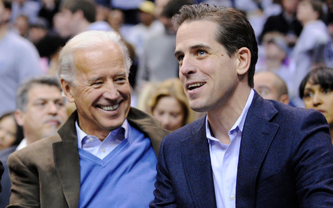 Joe Biden, damals Vizepräsident der USA, und sein Sohn Hunter bei einem Basketballspiel. - Foto: Nick Wass/AP/dpa