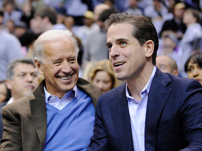 Joe Biden, damals Vizepräsident der USA, und sein Sohn Hunter bei einem Basketballspiel. - Foto: Nick Wass/AP/dpa