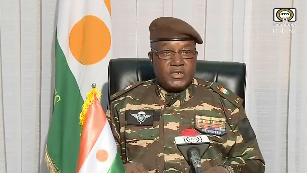 General Abdourahmane Tchiani spricht zur nigrischen Bevölkerung. Er erklärte sich zum Präsidenten des Nationalen Rats. - Foto: Uncredited/ORTN/AP/dpa