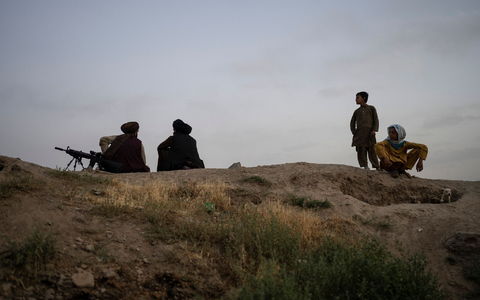 Kämpfer der Taliban versammeln sich in der Nähe des Sakhi Shah-e Mardan-Schreins in Afghanistan. - Foto: Rodrigo Abd/AP/dpa