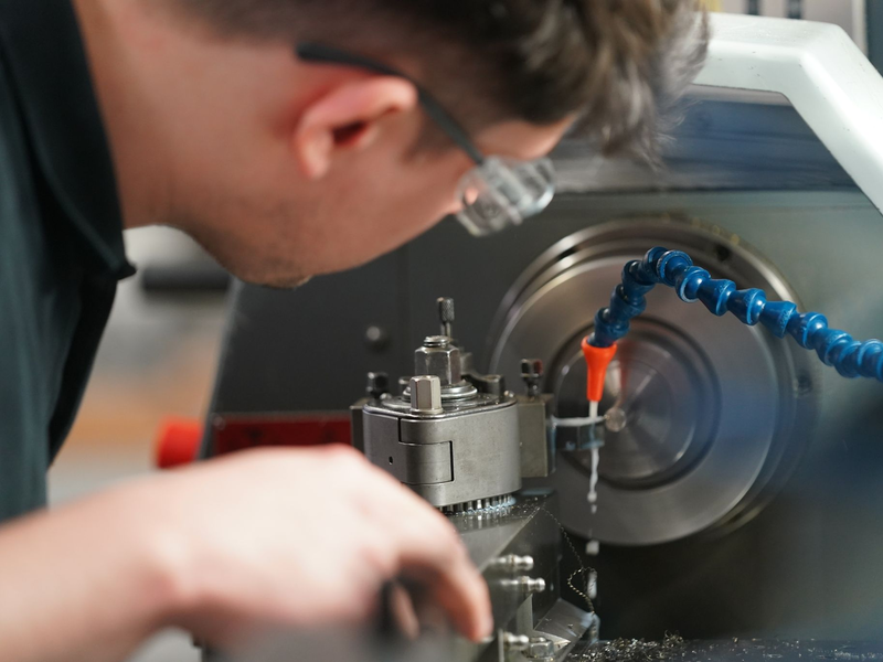 Ein Auszubildender zum Zerspanungsmechaniker arbeitet an einer Drehmaschine. Viele Unternehmen in Deutschland werden auch in diesem Jahr wieder Probleme haben, Auszubildende zu finden (Symbolbild). - Foto: Marcus Brandt/dpa