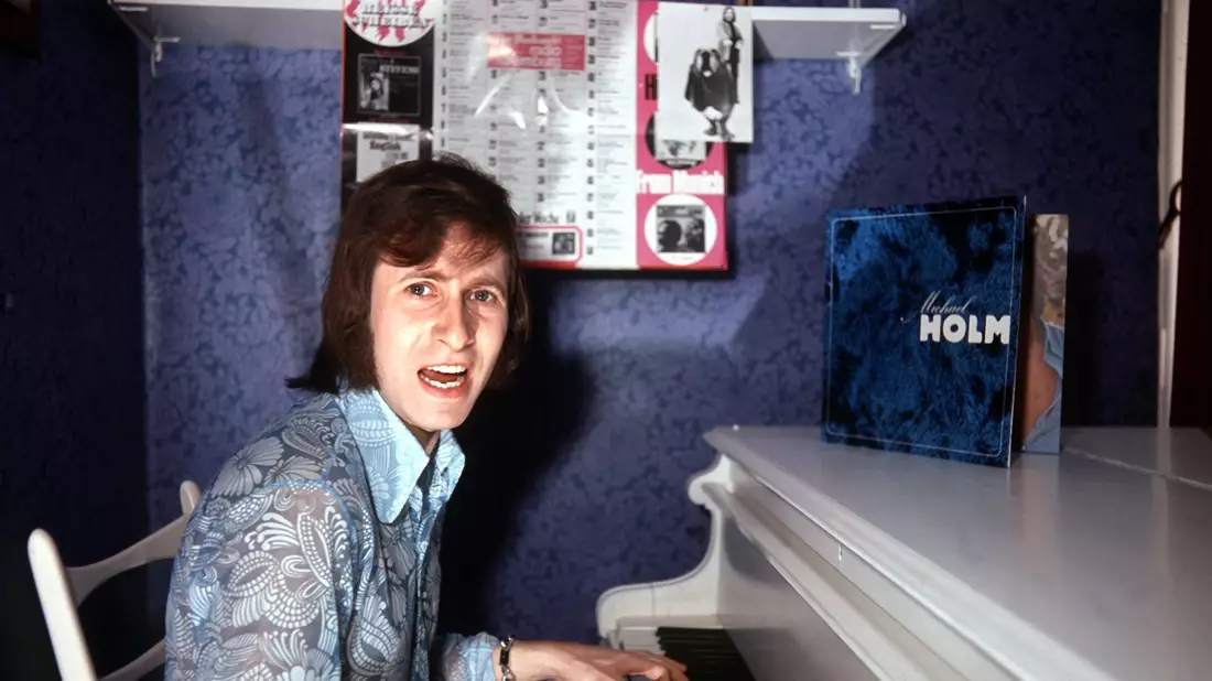 Michael Holm im Jahr 1971 am Klavier. - Bild: Georg Göbel/dpa