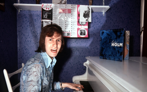 Michael Holm im Jahr 1971 am Klavier. - Foto: Georg Göbel/dpa
