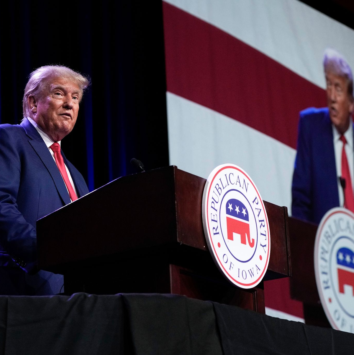 Der ehemalige US-Präsident Donald Trump spricht beim Lincoln Dinner 2023 der Republikanischen Partei von Iowa. - Foto: Charlie Neibergall/AP