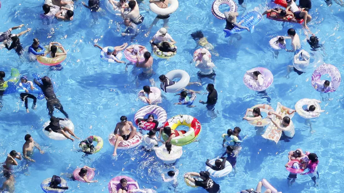 In Japans Schwimmbädern sind nur Schwimmreifen in Form eines Donuts erlaubt. - Bild: -/kyodo/dpa
