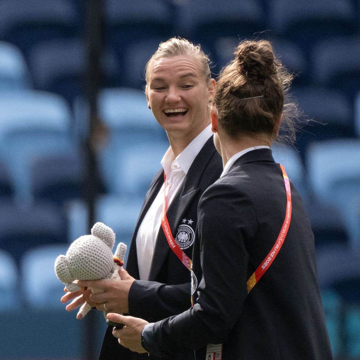 Alexandra Popp (l) und Marina Hegering bei der Platzbegehung. - Foto: Sebastian Christoph Gollnow/dpa